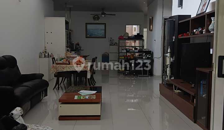 Rumah Cantik, Siap Huni, Halaman Belakang Luas di Jagakarsa, Dekat ke Akses Tol 2