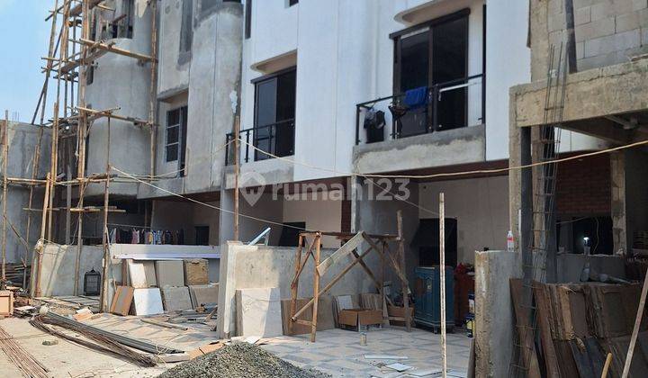 RUMAH KONSEP TOWNHOUSE DI TENGAH KOTA STRATEGIS 1