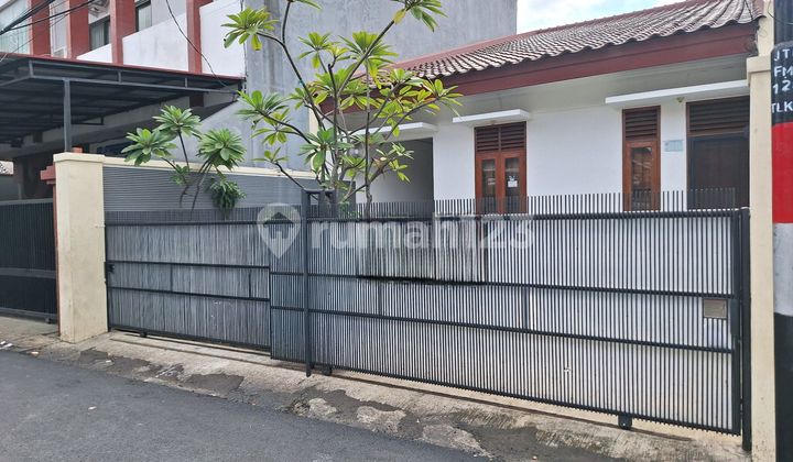 Rumah Asri Adem Ayem Di Utan Kayu Matraman