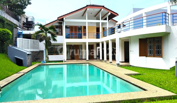 Rumah Mewah Kolam Renang Geger kalong Polban Dekat Bandung Utara