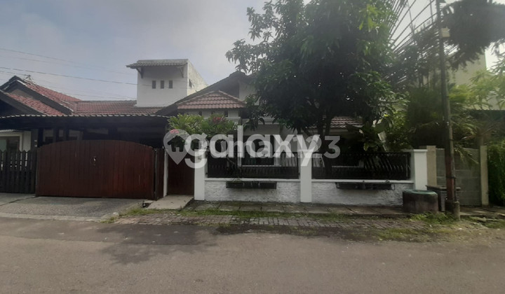 Rumah Asri selanglah ke MERR, dekat ke Starbucks, Excellso, Aiola, Superindo dg keamanan 24 jam yg dilengkapi CCTV system