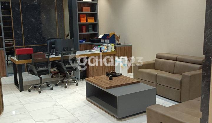 Rumah Ex-Kantoran Siap Pakai di Manyar – Bangunan Mewah 2 Lantai 2