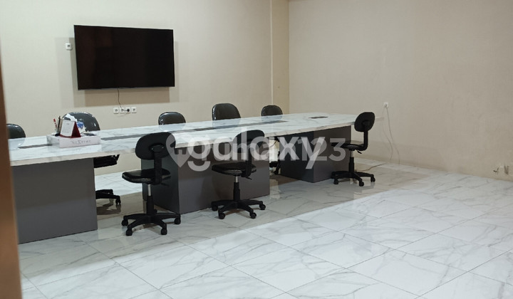 Rumah Ex-Kantoran Siap Pakai di Manyar – Bangunan Mewah 2 Lantai