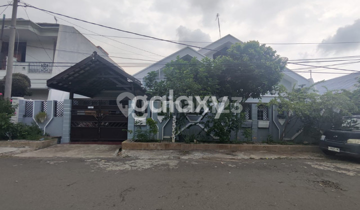 Comfortable location near Galaxy Mall, Dharmahusada Permai house is move-in ready.