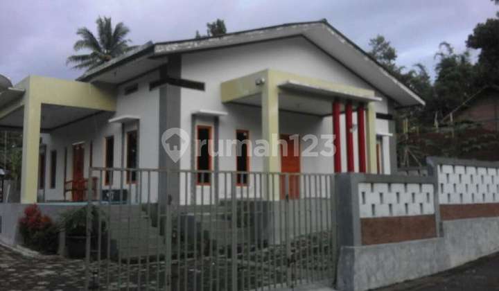 RUMAH TINGGAL ADA KOLAM RENANG DI JOGJA