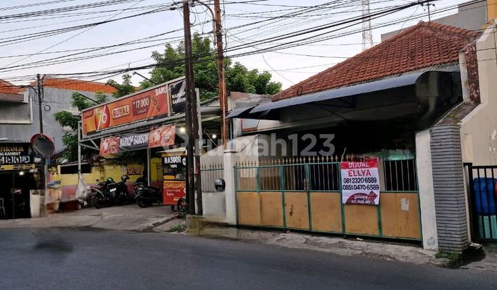Kalijudan Main Road in front of Schools and Campuses.