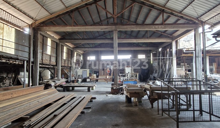 Zero Kenjeran Street. Commercial Road.