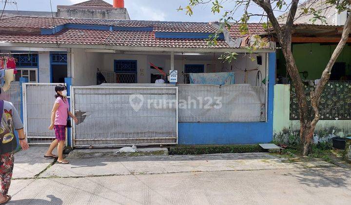 Rumah putih biru villa tomang baru 1