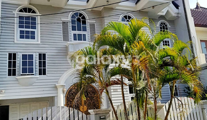 Rumah Darmo Hill American Style Mayjend Sungkono Hadap Selatan