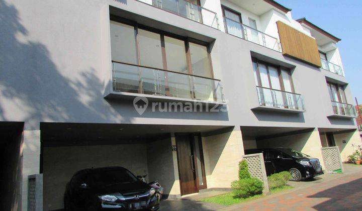 Private Townhouse 4BR Semi Furnished at Pejaten Jakarta Selatan 2