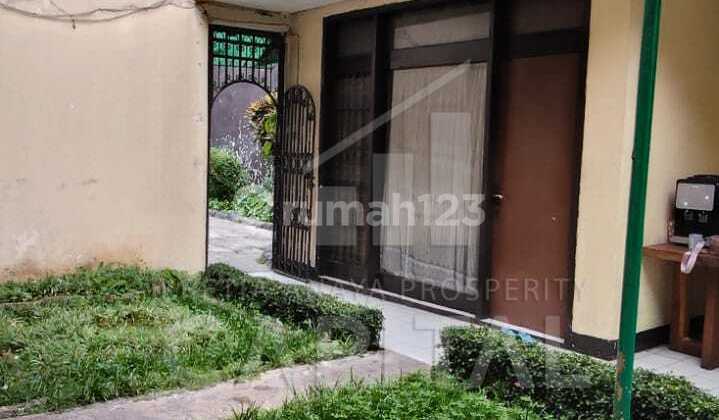 Residential House with a Strategic Location on Jalan Sriwijaya Sayap BKR Bandung