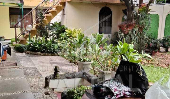 Residential House with a Strategic Location on Jalan Sriwijaya Sayap BKR Bandung 2