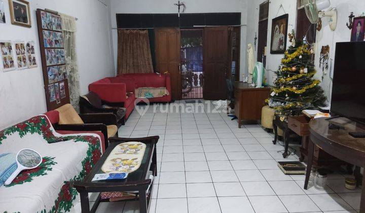 Rumah Tua Hoek Area Menteng Wadas, 650 Meter Ke Jalan Guntur 2