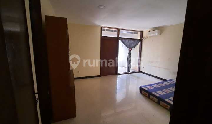 Bisa Direnov Sesuai Kebutuhan, Garasi Carport Total 10 Mobil, 65 Meter Ke Jalan Kemang Raya 10