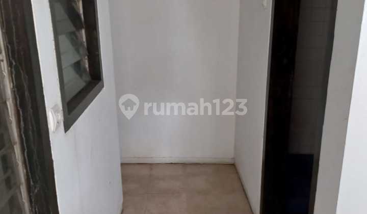 Bisa Direnov Sesuai Kebutuhan, Garasi Carport Total 10 Mobil, 65 Meter Ke Jalan Kemang Raya 45