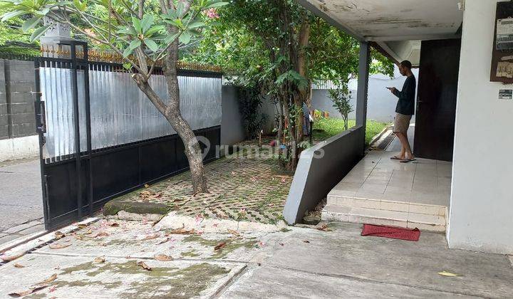 Bisa Direnov Sesuai Kebutuhan, Garasi Carport Total 10 Mobil, 65 Meter Ke Jalan Kemang Raya 59