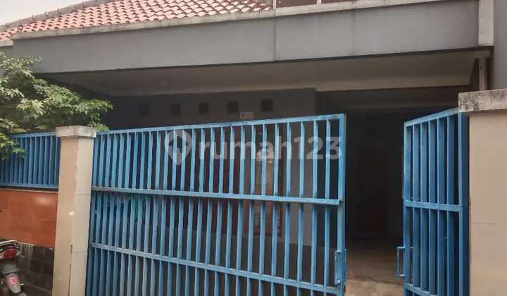Car Access House in Gang Area Meruya, 400 Meters to Main Road Car Access House in Gang Area Meruya, 400 Meters to Main Road