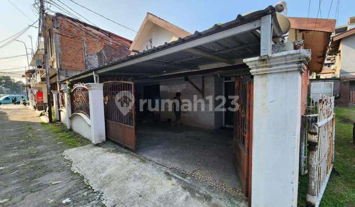 House Below Market Value in Jatinegara Area, 30 Meters to Kampung Melayu Terminal. 2025 Property Tax Value: 5,742,774,000
