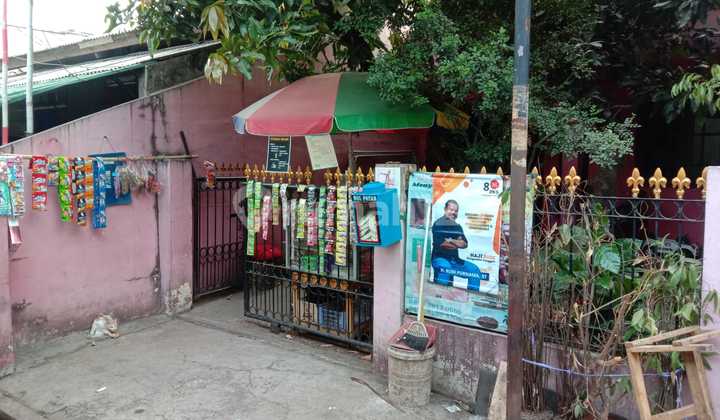 House in a motorbike-accessible alley, 100 meters to Poncol Ciracas Main Road. 2