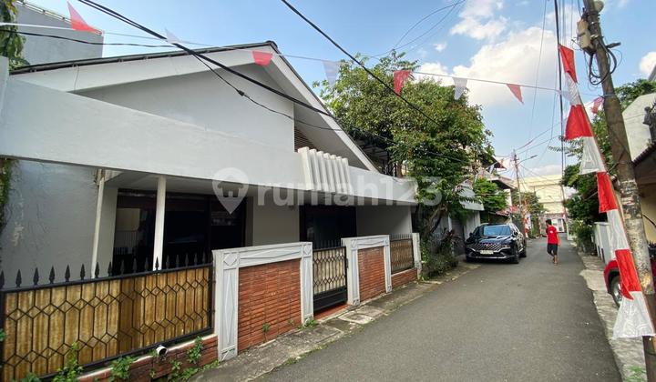 Old House with Super Strategic Car Access in Senayan Area, 150 meters to Patal Senayan Road, Suitable for Living/Boarding House, 3 km to GBK, and Senayan MRT. 1