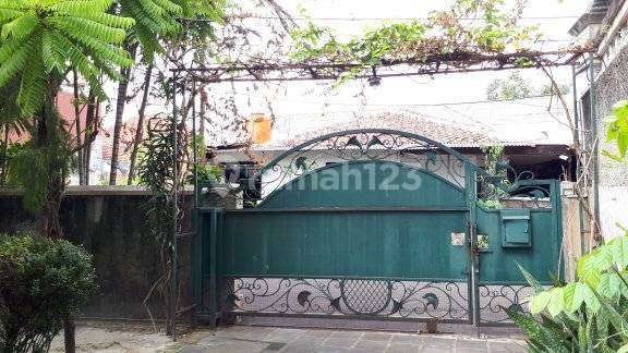 Old House with Car Access, Flood-Free and Quiet, 400 meters to Kemang Raya, 36 meters Long, 17 meters Wide