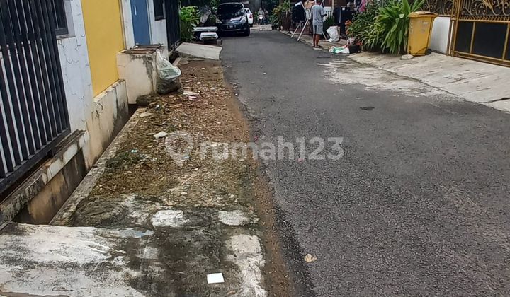 House located inside a Petukangan complex area, 450 meters to Saidi Raya Road. 2