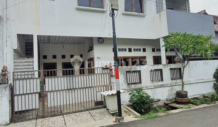Rumah Masuk Komplek area Cipinang, 1 km ke RS Persahabatan Rawamangun, Jalanan Depan Rumah 2 mobil Lega
