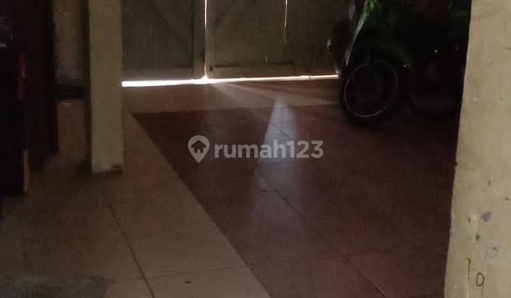 Rumah Lokasi Elit di Komplek Senayan, 550 Meter Ke Jalan Raya Patal Senayan 5