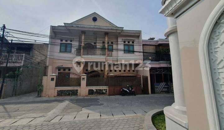 Rumah Mewah Akses 2 mobil, hanya 2 menit ke Bandara Halim