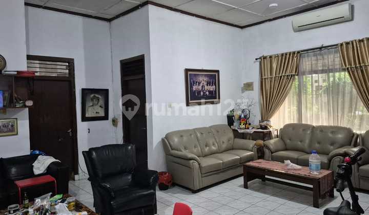 Old House in West Tebet Dalam, 200 meters to the Main Road, Front Road Width 5 meters,