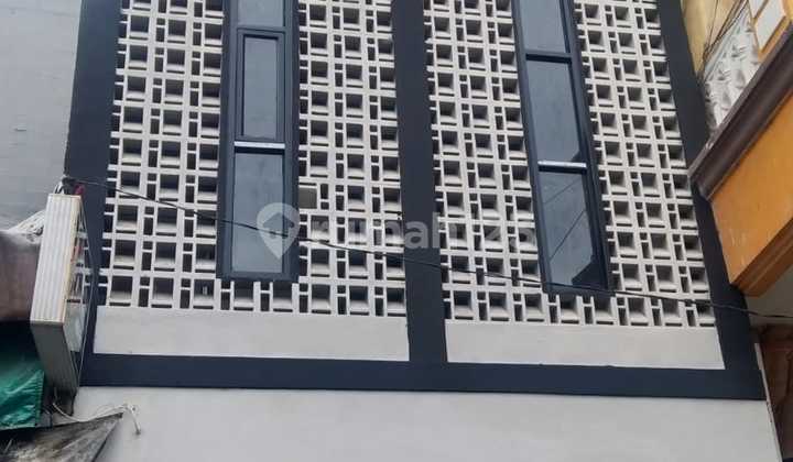 3-story Ready-to-Live House with Shophouse Model, Suitable for Residence/Office, 50 meters to Jalan Haji Nawi Raya, Front access for 2 cars.