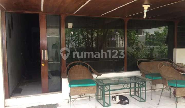 Rumah Lama di lokasi tenang dan nyaman area Kebayoran Lama, 1.5km ke Gandaria City Mall dan 2km ke Pasar Mayestik 2