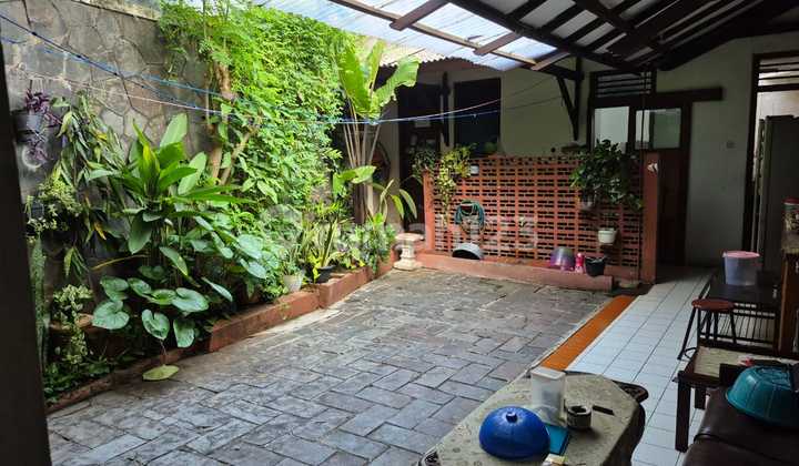 Rumah Lama di Tebet Barat Dalam, 200 meter ke Jalan Raya Utama, Lebar Jalan Depan Rumah 5 meter,  2
