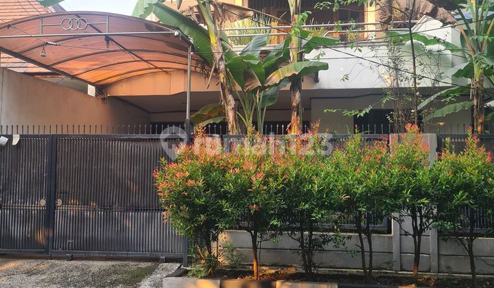 Rumah Siap Huni masuk komplek area Pos Pengumben Raya, Lingkungan Sangat Tenang dan Nyaman, Akses mobil keluar masuk rumah Lega, Security 24 Jam, 10 menit ke Onestop Shopping ITC Permata Hijau