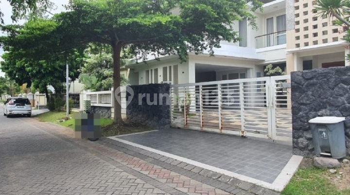 The Villa Bukit Mas Victorian House in Surabaya is Nice and Luxurious 2