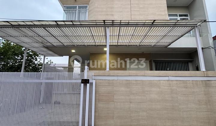 Rumah Keren Design Modern 3 Lantai di Kelapa Gading Bcs, Jakarta Utara