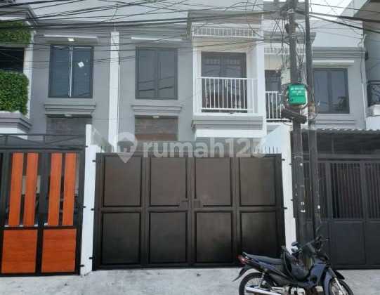 Modern Minimalist 2.5-Story House in Kwitang Senen, Central Jakarta