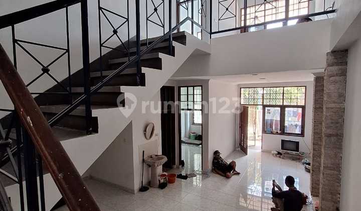 Rumah 3 Lantai Dekat Jalan Arteri Gading di Pondok Gading Utama, Jakarta Utara 2