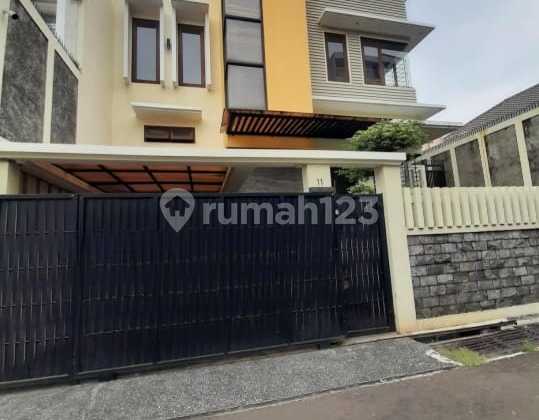 Rumah Modern Minimalis di Rawamangun, Jakarta Timur Rumah Modern Minimalis di Rawamangun, Jakarta Timur