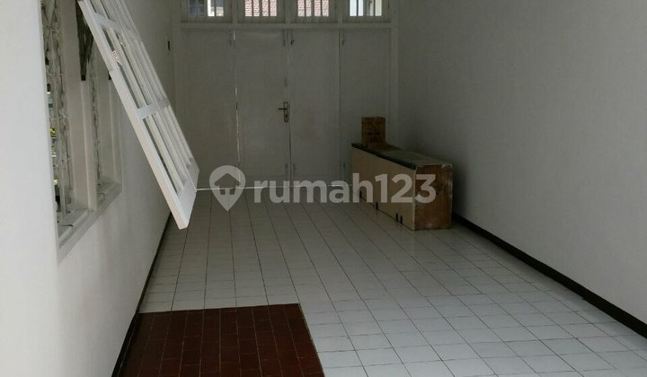 Dikontrakkan Murah ! Rumah Terawat Luas dan Siap Huni 2
