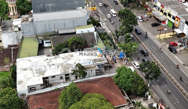 House for Sale Located on Main Road Axis Suitable for Various Businesses, Mondoroko Malang 2