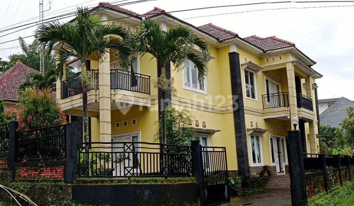 Villa with Hook Position + Furnishings in a Strategic Location in Mojokerto Villa with Hook Position + Furnishings in a Strategic Location in Mojokerto