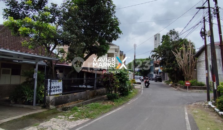 Vintage House Well-Maintained Building at Zero Main Road, Suitable for Business 2