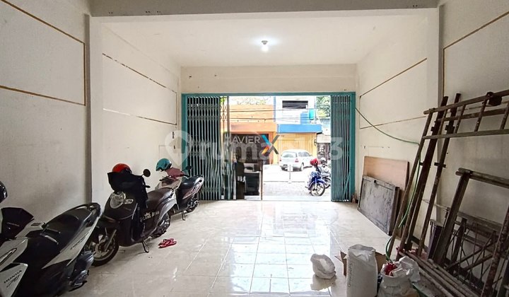 Shop House + Zero Mezzanine on Main Road in a Busy & Lively Area 2