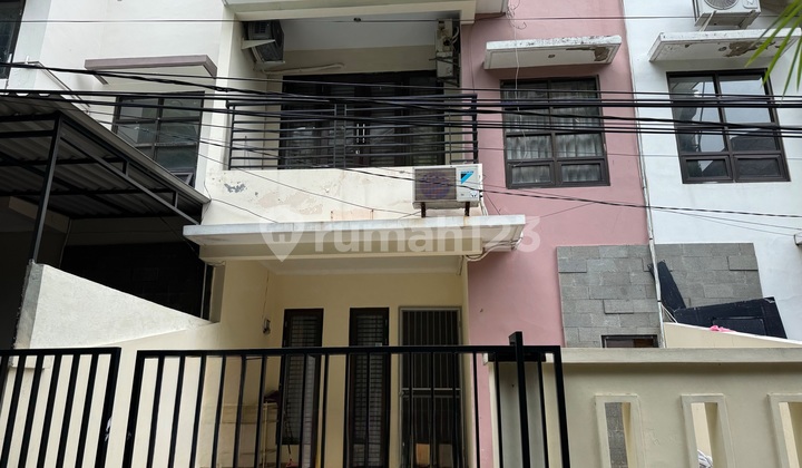 Dijual Rumah 3 Lantai di Komp. Bcs Kelapa Gading