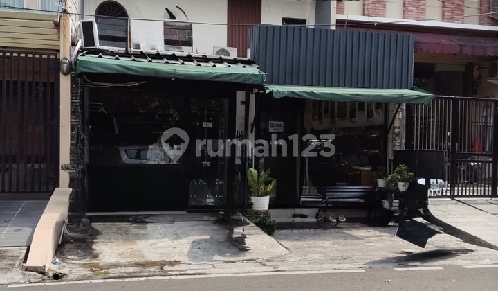 Rumah 2 Lantai di Pinggir Jalan yang Ramai. Cocok untuk Buka Usaha Rumah 2 Lantai di Pinggir Jalan yang Ramai. Cocok untuk Buka Usaha