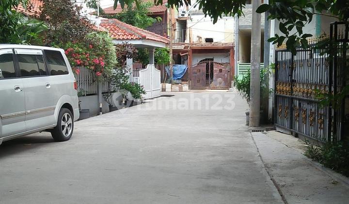 Dijual Rumah Kost 2 Lantai Terletak Di Hoek. Bebas Banjir. Dijual Rumah Kost 2 Lantai Terletak Di Hoek. Bebas Banjir.