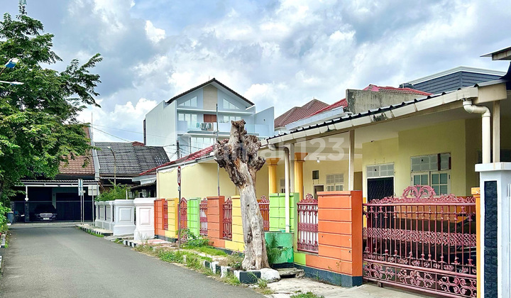 Dijual Rumah Bekas Sekolah Pulogadung. Letak di Perumahan Tenang 2