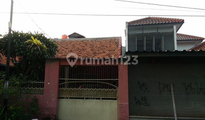 Dijual Rumah Tua di Rawamangun. Hitung Tanah. Letak Strategis