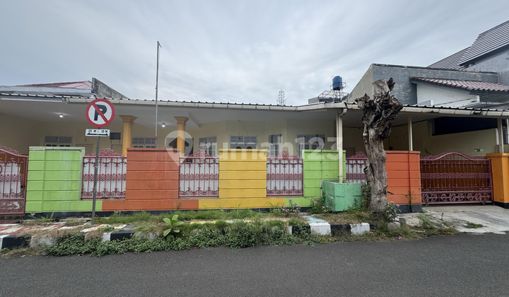 Dijual Rumah Bekas Sekolah Pulogadung. Letak di Perumahan Tenang